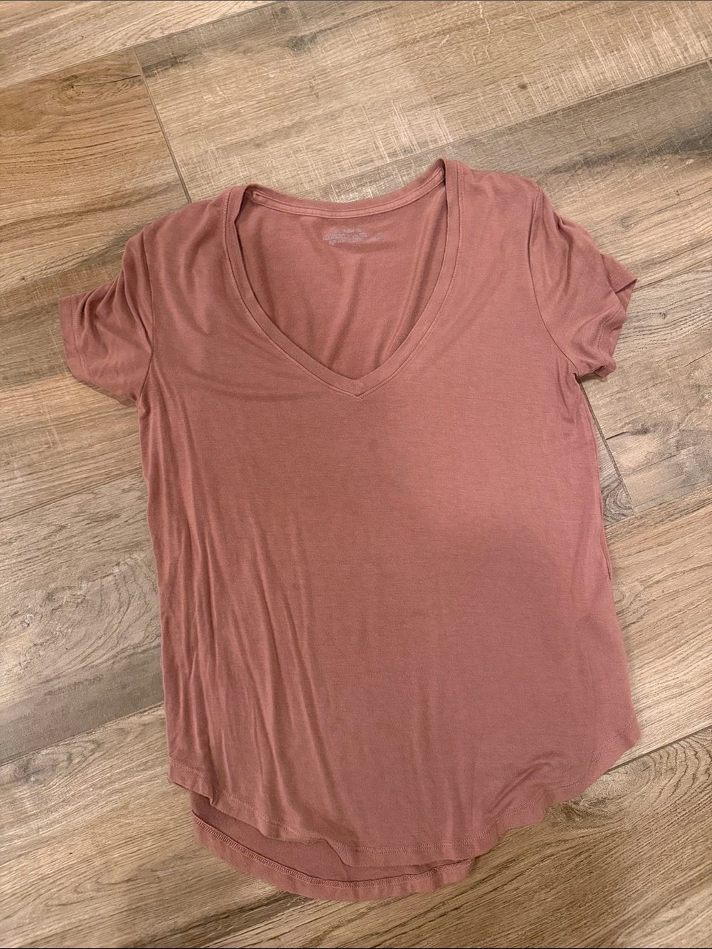 Abercrombie Classic V-Neck Short Sleeve Tee in Mauve